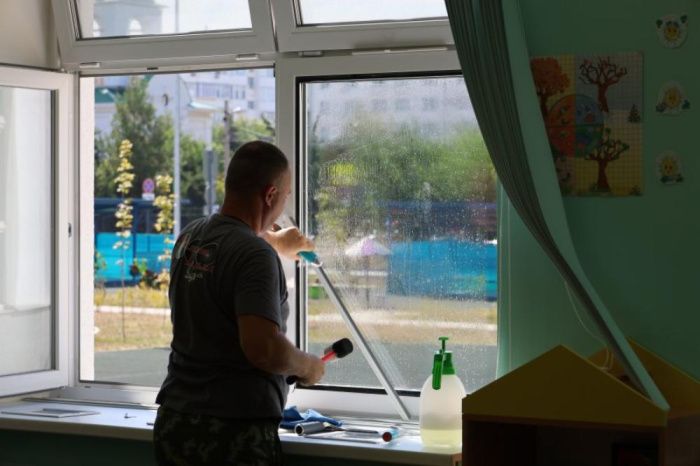 Окна всех школ Севастополя заклеят пленками для безопасности детей Окна всех школ Севастополя заклеят пленками для безопасности детей