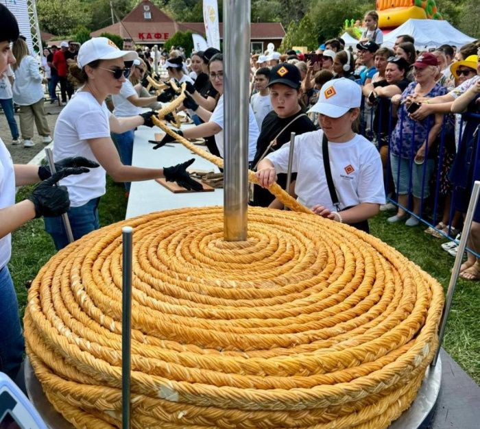 Адыгейскую сырную «косичку» занесли в Книгу рекордов России Адыгейскую сырную «косичку» занесли в Книгу рекордов России