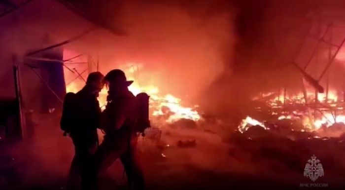 В Ростове утром потушили пожар на рынке «Восточный» на Темернике В Ростове утром потушили пожар на рынке «Восточный» на Темернике
