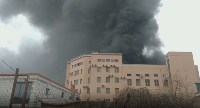 На просп. Сиверса в Ростове-на-Дону загорелся склад на территории пограничного управления ФСБ На просп. Сиверса в Ростове-на-Дону загорелся склад на территории пограничного управления ФСБ