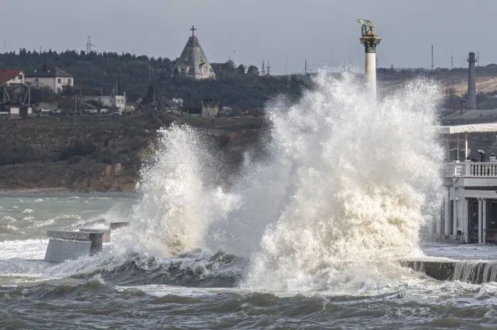 Осколки ракет повредили морской и пассажирский транспорт в Севастополе Осколки ракет повредили морской и пассажирский транспорт в Севастополе