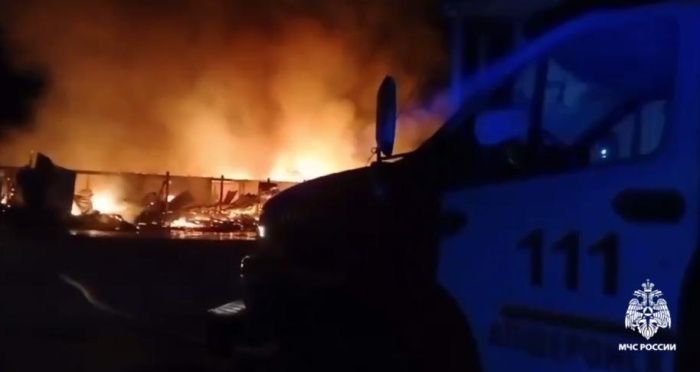 56 специалистов и 17 машин тушили пожар ночью на овощной базе в Апшеронском районе