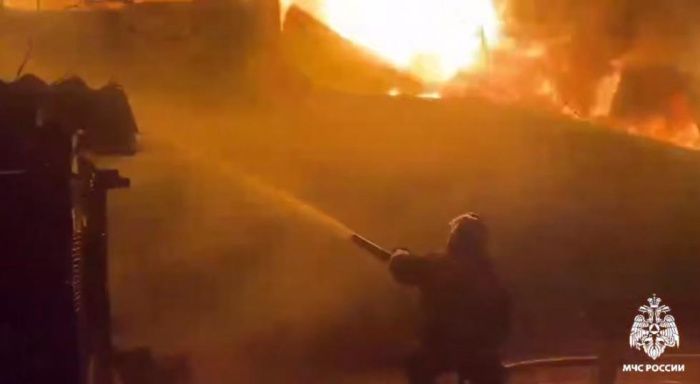 В Дагестане во время пожара в мебельном цехе огонь перекинулся на жилой дом