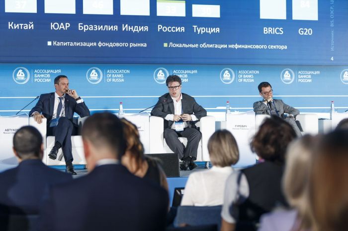 Деньги в тумбочке: как финансисты подбираются к накоплениям россиян Деньги в тумбочке: как финансисты подбираются к накоплениям россиян