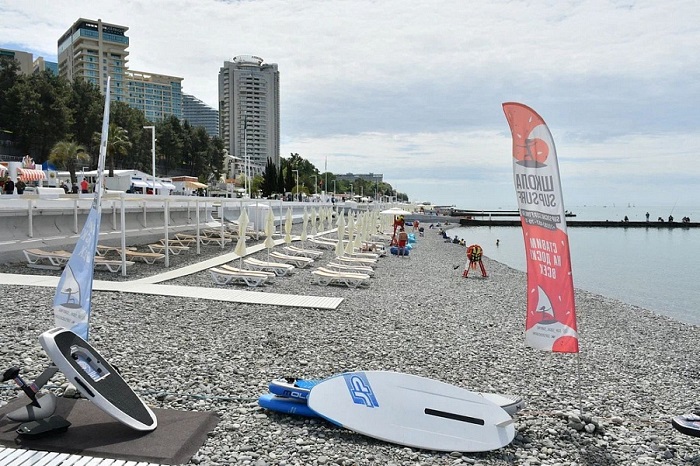 В Сочи открыт первый российский экологический пляж «Маяк»