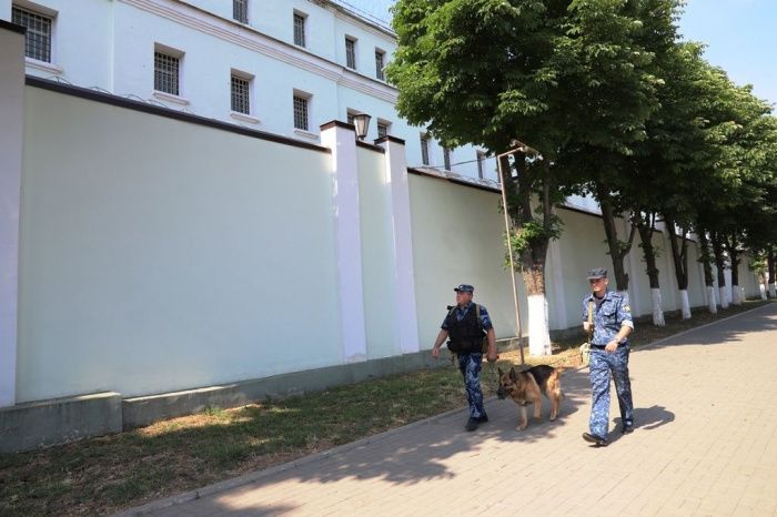 Захватчики заложников в Ростове-на-Дону требуют транспорт, оружие и коридор для ухода из СИЗО Захватчики заложников в Ростове-на-Дону требуют транспорт, оружие и коридор для ухода из СИЗО