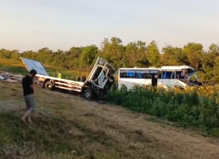 В аварии автобуса «Астрахань – Москва» погиб водитель и пострадали 20 пассажиров В аварии автобуса «Астрахань – Москва» погиб водитель и пострадали 20 пассажиров