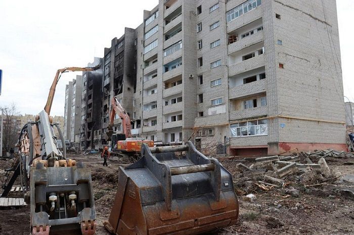 В Ейске начали демонтаж подъездов, пострадавших при падении военного самолета В Ейске начали демонтаж подъездов, пострадавших при падении военного самолета