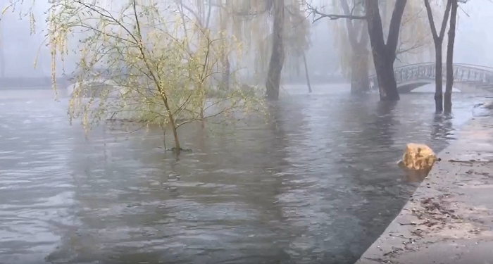 В Симферополе частично подтоплен парк Гагарина из-за сброса воды в реку Салгир