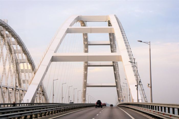 На Крымском мосту приостановят движение автомобилей