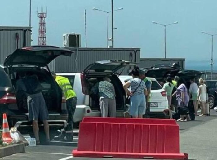 У въезда на Крымский мост скопилась очередь до 1380 автомобилей У въезда на Крымский мост скопилась очередь до 1380 автомобилей