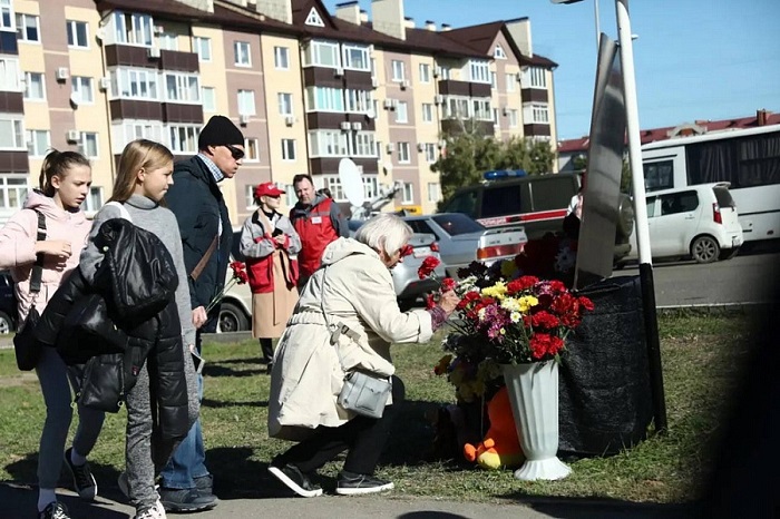 Стихийный мемориал возле места трагедии в Ейске.jpg