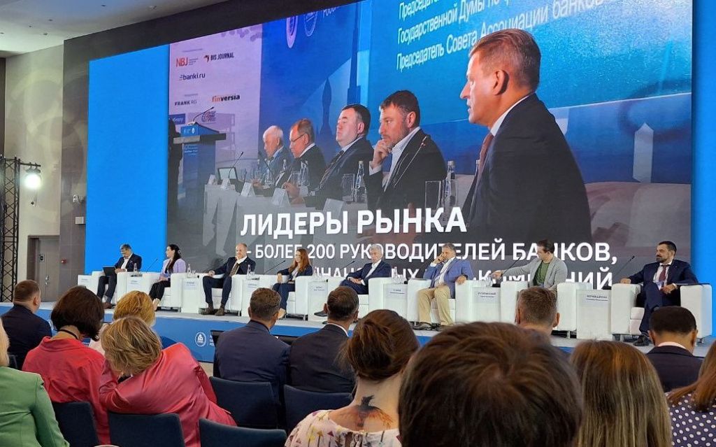 Форум, банки 2.jpg Форум, банки 2.jpg