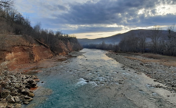 Долина реки Белая в районе Даховской.jpg