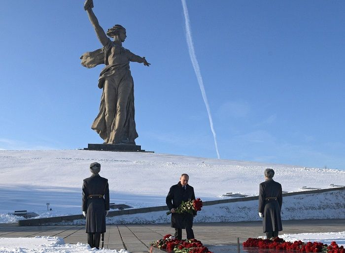 Путин Мамаев Курган kremlin ru.jpg Путин Мамаев Курган kremlin ru.jpg