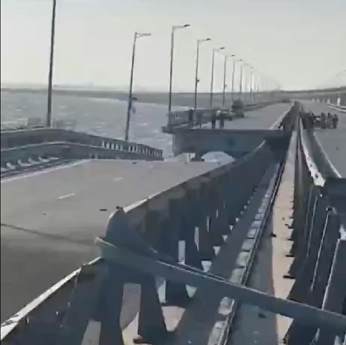 Один из обвалившихся пролетов на Крымском мосту.jpg Один из обвалившихся пролетов на Крымском мосту.jpg
