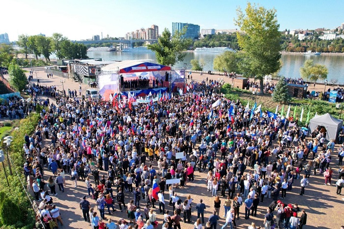 Ростовчане в парке Левобережный.jpg Ростовчане в парке Левобережный.jpg