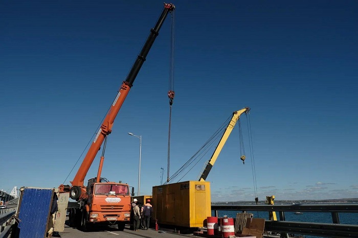 Краны поднимают упавший в море пролет на Крымском мосту.jpg Краны поднимают упавший в море пролет на Крымском мосту.jpg