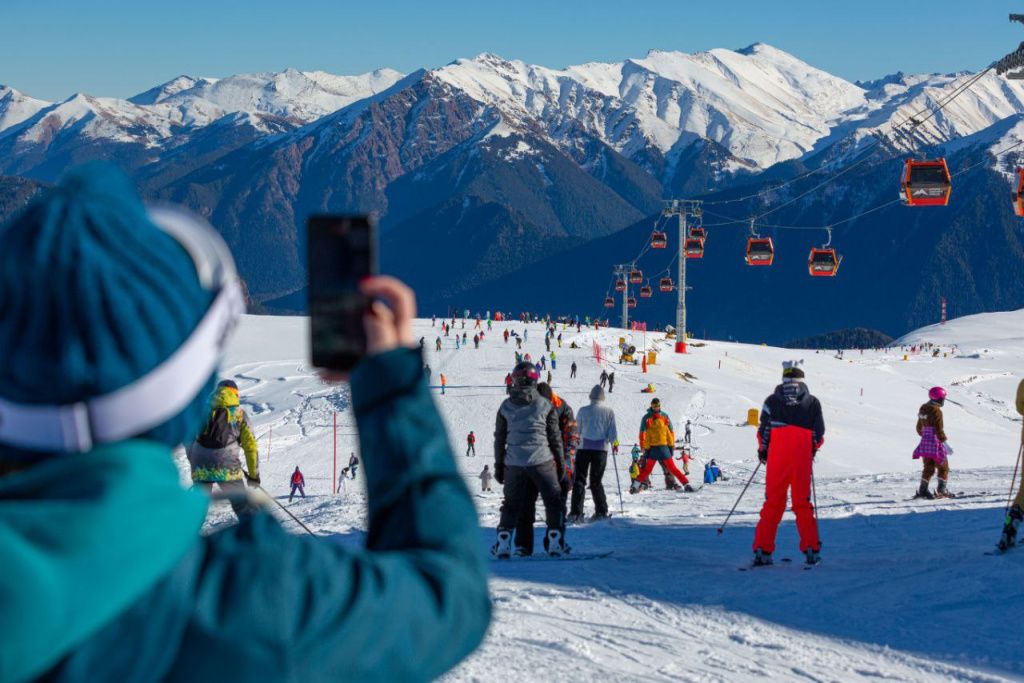 На Архызе впервые открыли горнолыжный сезон с искусственным снегом.jpg