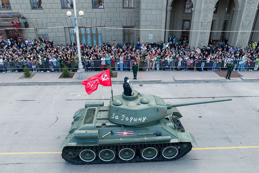 Т-34 на площади в Волгограде.jpg Т-34 на площади в Волгограде.jpg
