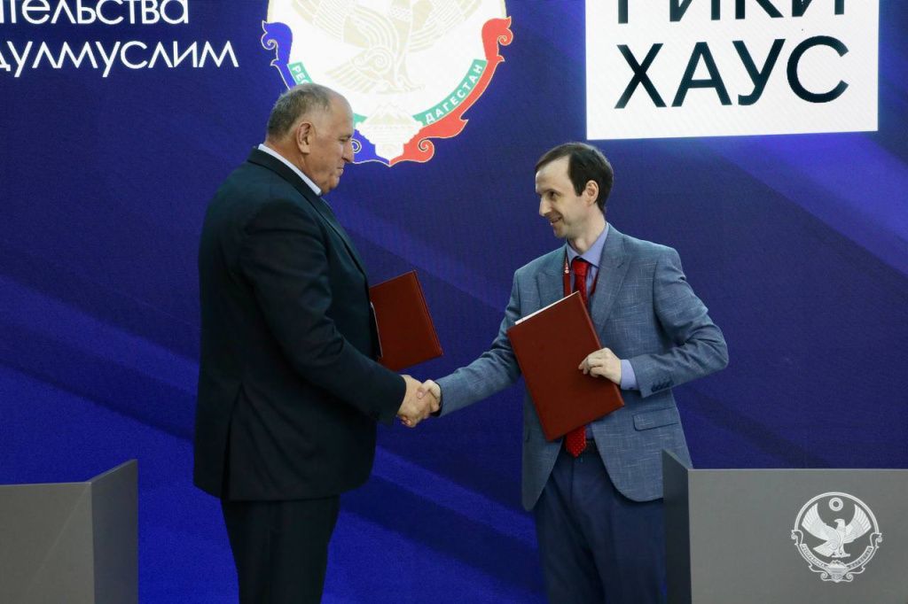 Председатель правительства республики Дагестан Абдулмуслим Абдулмуслимов и исполнительный продюсер ООО «Гики Хаус» Вячеслав Уточкин в ходе подписания соглашения на ПМЭФ Председатель правительства республики Дагестан Абдулмуслим Абдулмуслимов и исполнительный продюсер ООО «Гики Хаус» Вячеслав Уточкин в ходе подписания соглашения на ПМЭФ