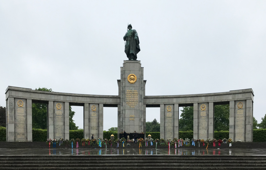 Памятник в Тиргартене tp.tver.ru.jpg Памятник в Тиргартене tp.tver.ru.jpg