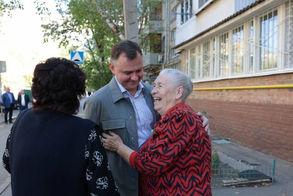 После голосования Юрий Слюсарь побывал в родном дворе и своей школе // Фото: Telegram-канал главы региона После голосования Юрий Слюсарь побывал в родном дворе и своей школе // Фото: Telegram-канал главы региона