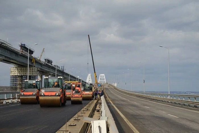 Укладка асфальта на мосту.jpg Укладка асфальта на мосту.jpg