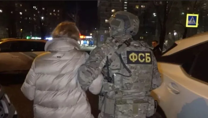 ФСБ нейтрализовала в Сочи один из мошеннических кол-центров, причастных к хищению у россиян 7 млрд руб. ФСБ нейтрализовала в Сочи один из мошеннических кол-центров, причастных к хищению у россиян 7 млрд руб.