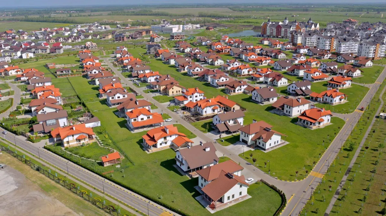 Крупному краснодарскому застройщику запретили привлекать средства дольщиков из-за долгостроев