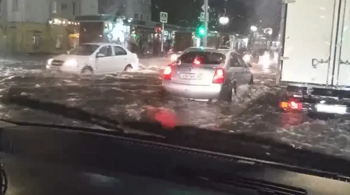 В Анапе после залпового ливня началось наводнение