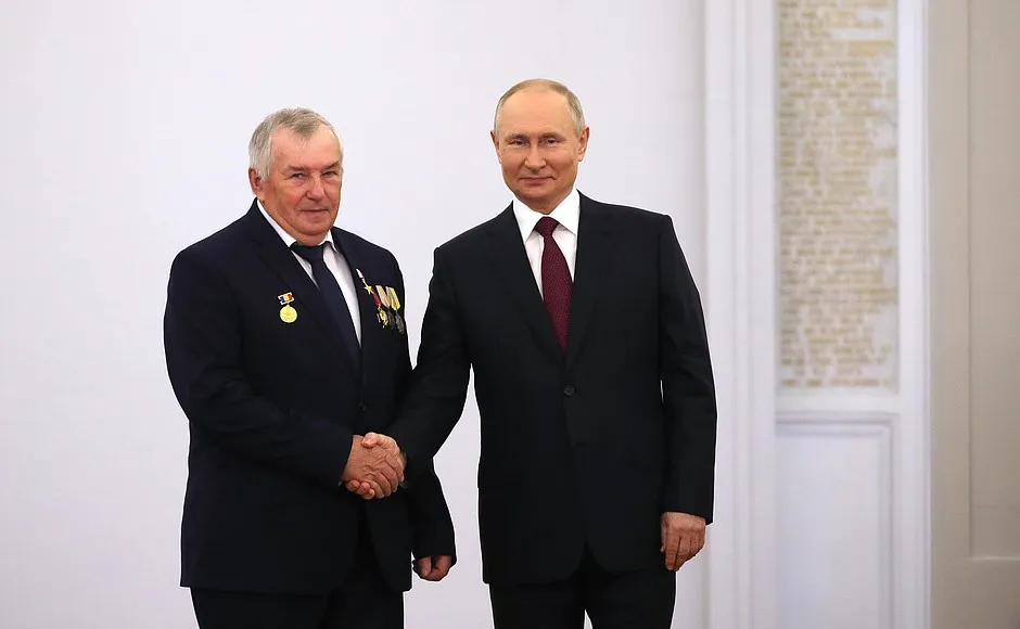 Владимир Путин охарактеризовал доход донского тракториста словами «это маловато» Владимир Путин охарактеризовал доход донского тракториста словами «это маловато»