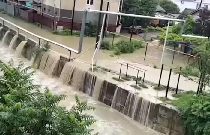 Вода в реке Лоо поднялась и подтопила улицы Сочи Вода в реке Лоо поднялась и подтопила улицы Сочи