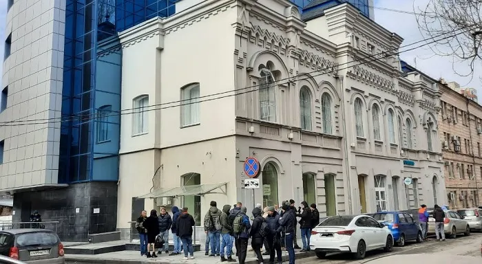 Сотрудников бизнес-центра в Ростове попросили покинуть здание из-за досмотра полиции Сотрудников бизнес-центра в Ростове попросили покинуть здание из-за досмотра полиции