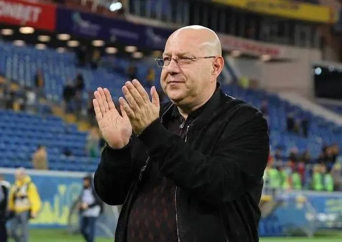 Президент «Ростова» Арташес Арутюнянц объявил об уходе со своего поста Президент «Ростова» Арташес Арутюнянц объявил об уходе со своего поста