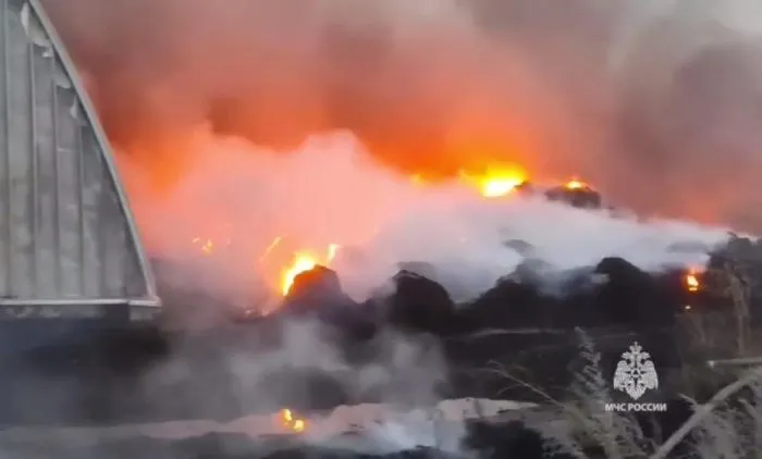 В промзоне Азова больше 10 часов тушат пожар на площади 5 тыс. кв. метров В промзоне Азова больше 10 часов тушат пожар на площади 5 тыс. кв. метров