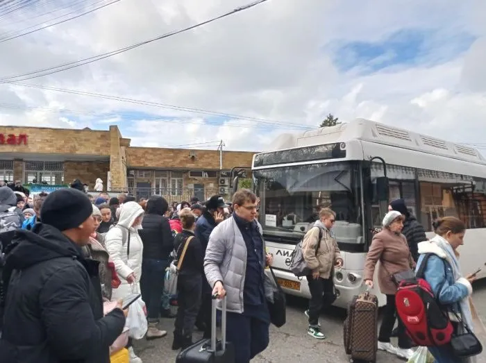 Пассажиров задержанных из-за урагана в Сочи поездов пересаживают на автобусы Пассажиров задержанных из-за урагана в Сочи поездов пересаживают на автобусы