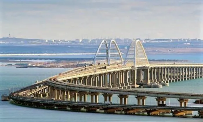 У Крымского моста скопилось больше 900 автомобилей У Крымского моста скопилось больше 900 автомобилей