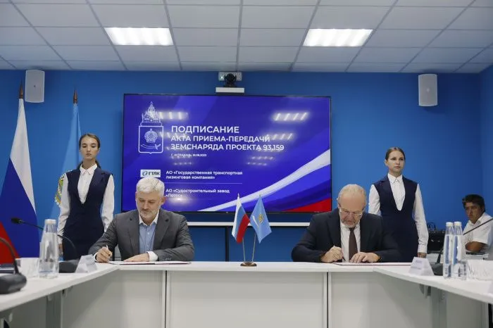 В Астрахани судостроители передали лизинговой компании первый инновационный земснаряд
