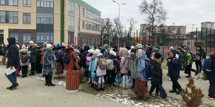 Десятки школ в Ростове-на-Дону 17 января получили сообщения о минировании зданий Десятки школ в Ростове-на-Дону 17 января получили сообщения о минировании зданий