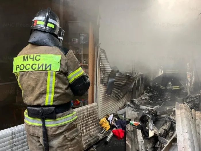 При пожаре на рынке в Астрахани эвакуировали больше 100 человек
