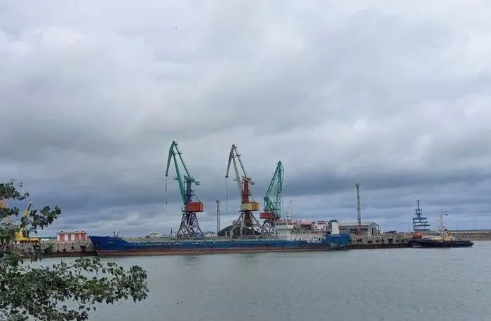 В Махачкалинский морской порт впервые за 10 лет поставили партию импортных авто В Махачкалинский морской порт впервые за 10 лет поставили партию импортных авто