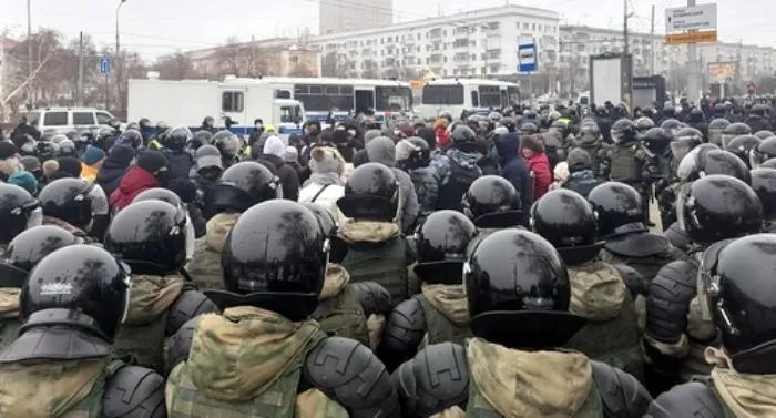 На акцию протеста в Волгограде вышли около 500 человек На акцию протеста в Волгограде вышли около 500 человек