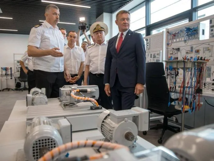 Глава Минтранса РФ открыл технопарк в Новороссийске и проинспектировал безопасность Крымского моста Глава Минтранса РФ открыл технопарк в Новороссийске и проинспектировал безопасность Крымского моста