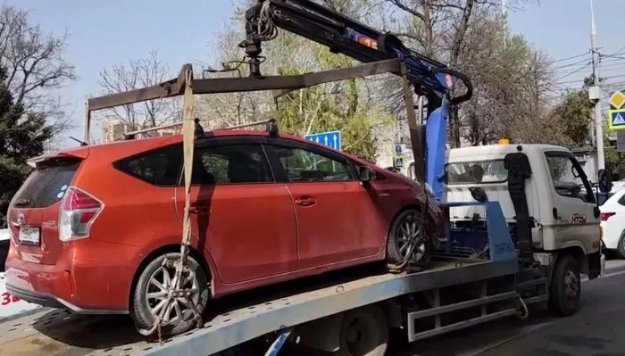 В Краснодаре увезли на штрафстоянку 121 автомобиль за первую неделю работы эвакуаторов В Краснодаре увезли на штрафстоянку 121 автомобиль за первую неделю работы эвакуаторов