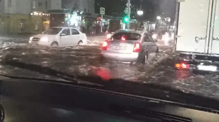 В Анапе после залпового ливня началось наводнение В Анапе после залпового ливня началось наводнение