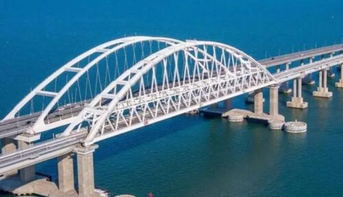 Перед Крымским мостом скопилось больше 1 800 автомобилей Перед Крымским мостом скопилось больше 1 800 автомобилей