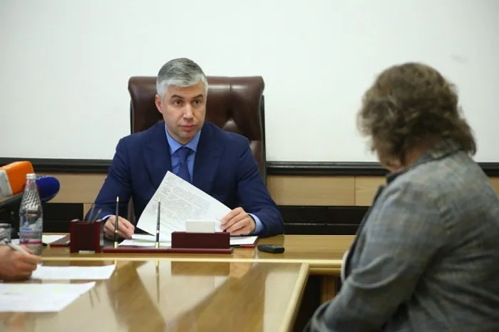Алексей Логвиненко обсудил с ростовчанами проблемы благоустройства на личном приеме Алексей Логвиненко обсудил с ростовчанами проблемы благоустройства на личном приеме