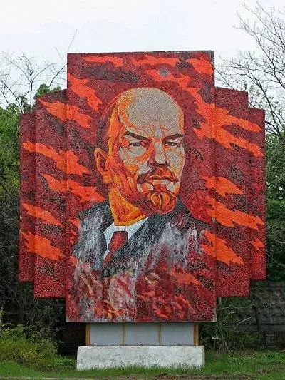 В Таганроге ураганный ветер снес панно с портретом Ленина В Таганроге ураганный ветер снес панно с портретом Ленина