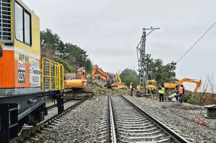 Первый поезд прошел по восстановленному от последствий селя пути в Сочи Первый поезд прошел по восстановленному от последствий селя пути в Сочи